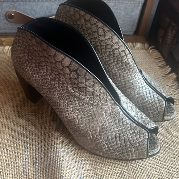 Salpy Geneva Bootie  ( size 7.5) - Picture 4 of 17